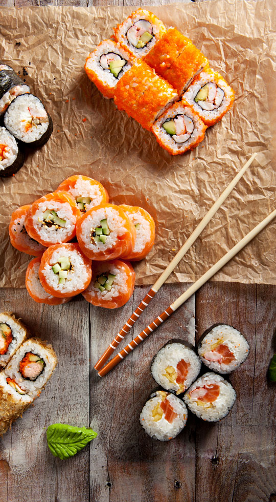 Sushi con palillos